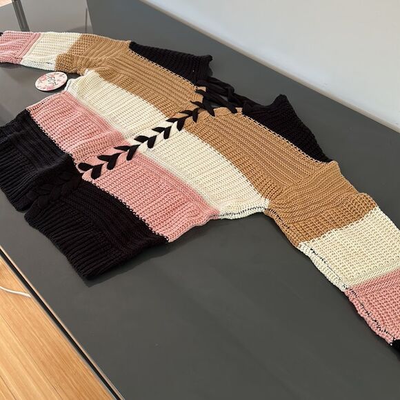 NWT-FULL CIRCLE TRENDS SWEATER - Picture 2 of 9